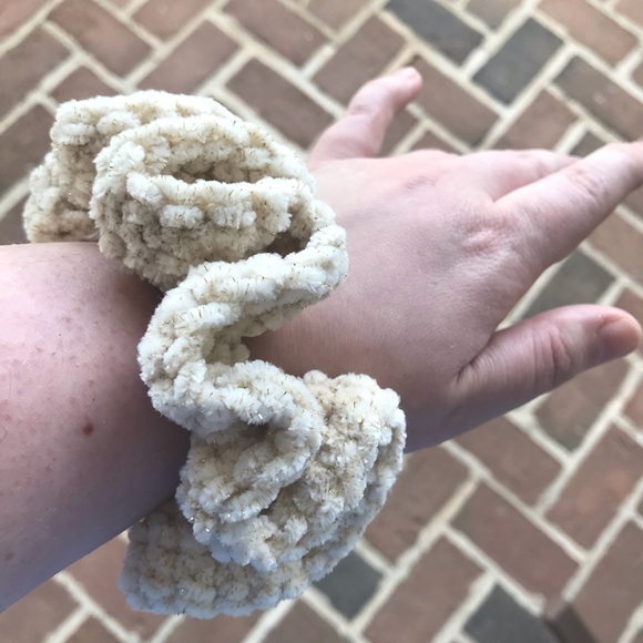 Velvet Scrunchie Set - Picture 11 of 11